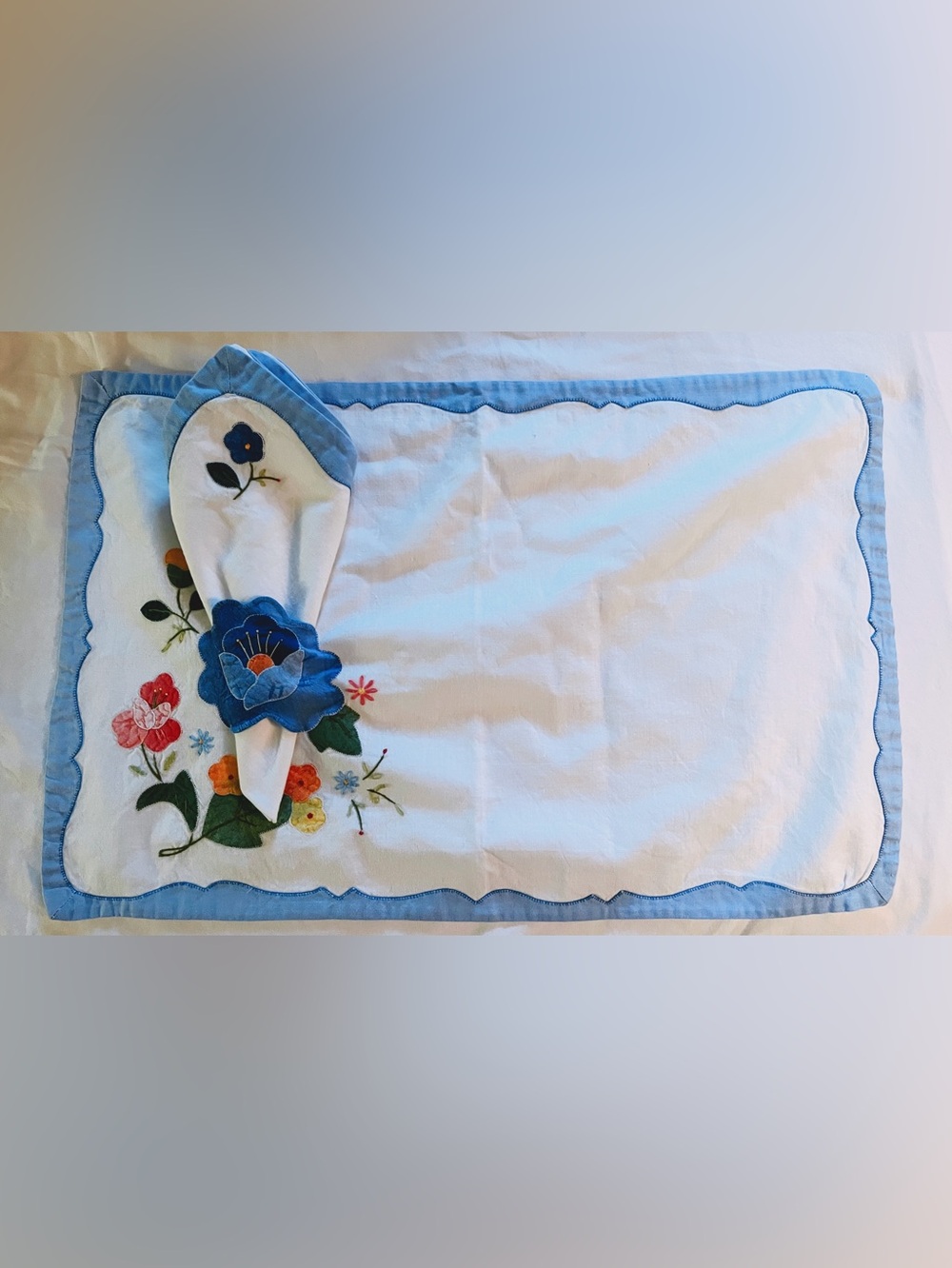 Vintage embroidered appliqué floral Placemats & Napkins set of 4